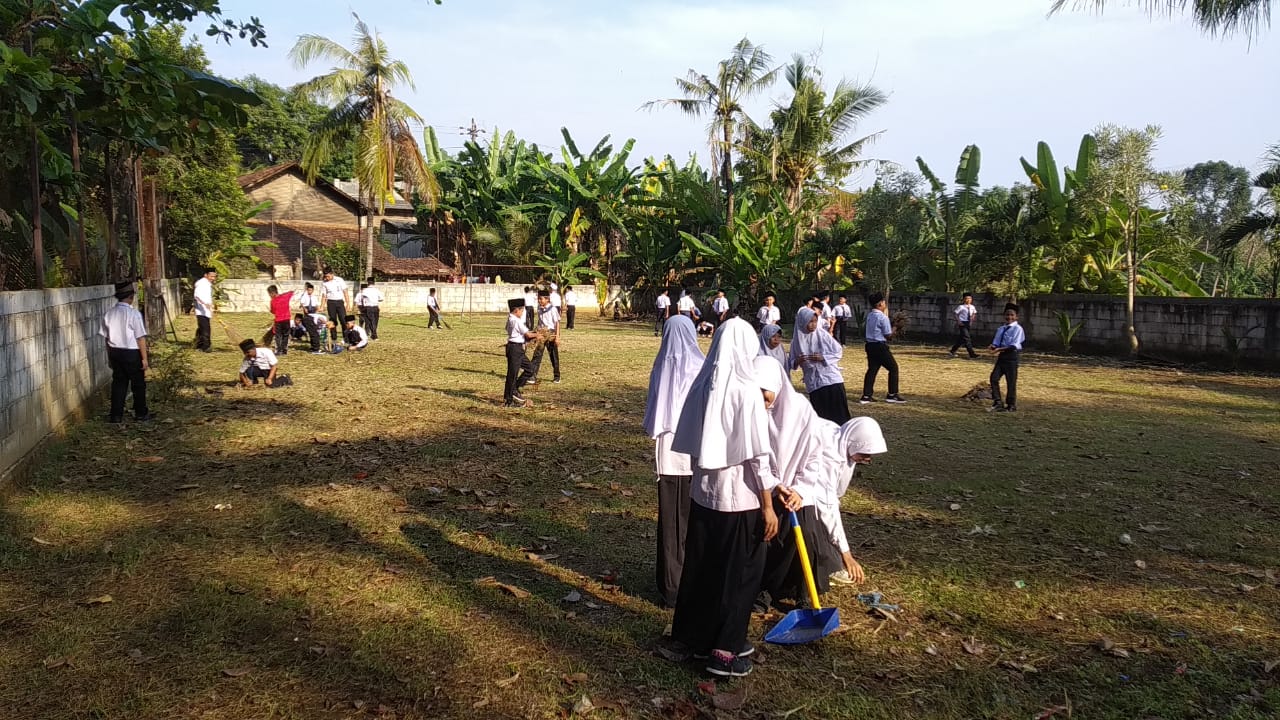 Kegiatan Kerja Bakti Siswa,18 Juli 2022 Tahun Pelajaran 2022-2023